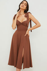 Fit & Flare Midi-Slipkleid mit Bindeträgern und hohem Schlitz - Schokolade